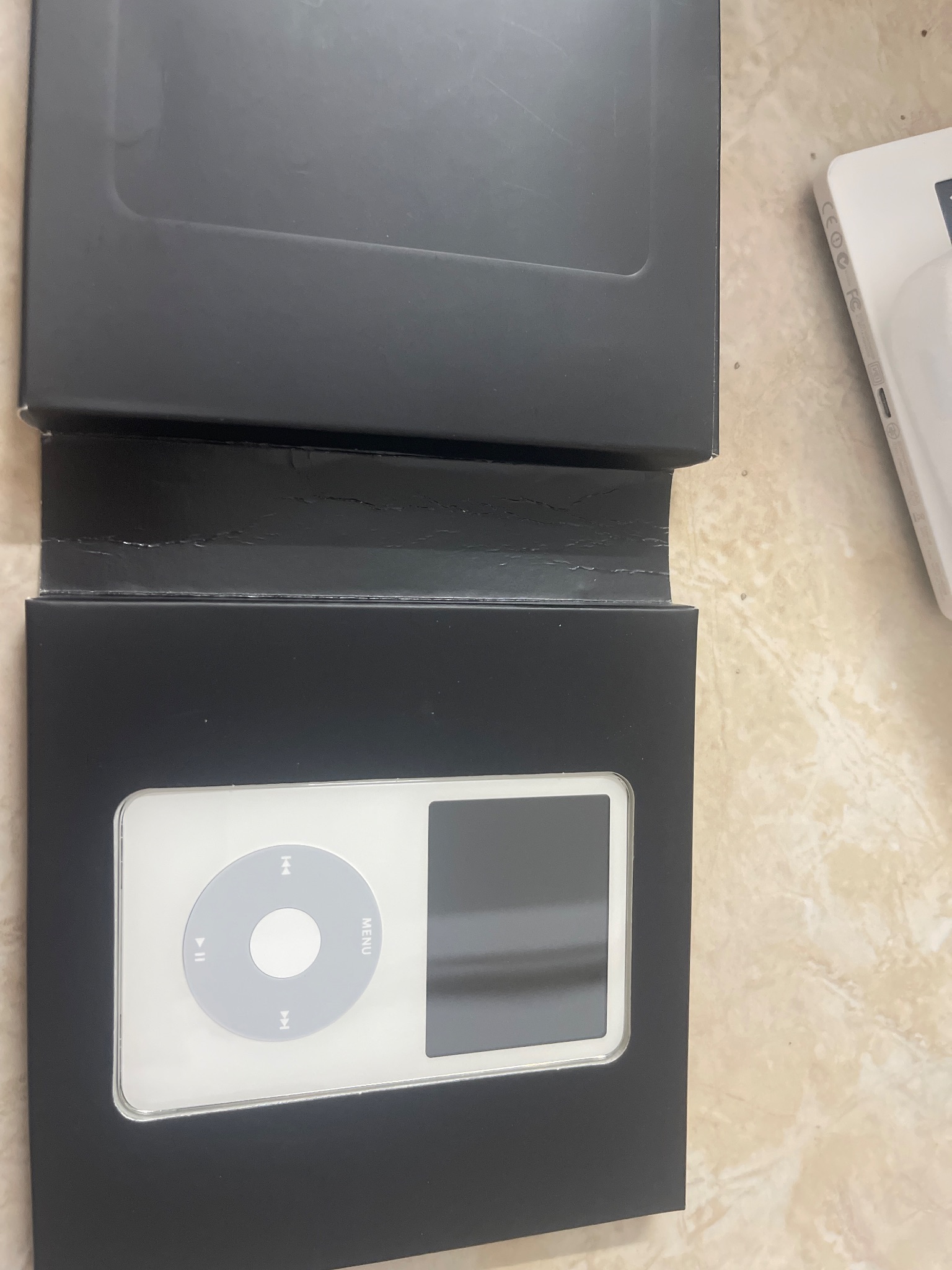 Hàng sưu tầm máy nghe nhạc iPod Gucci 30GB – ảnh 3