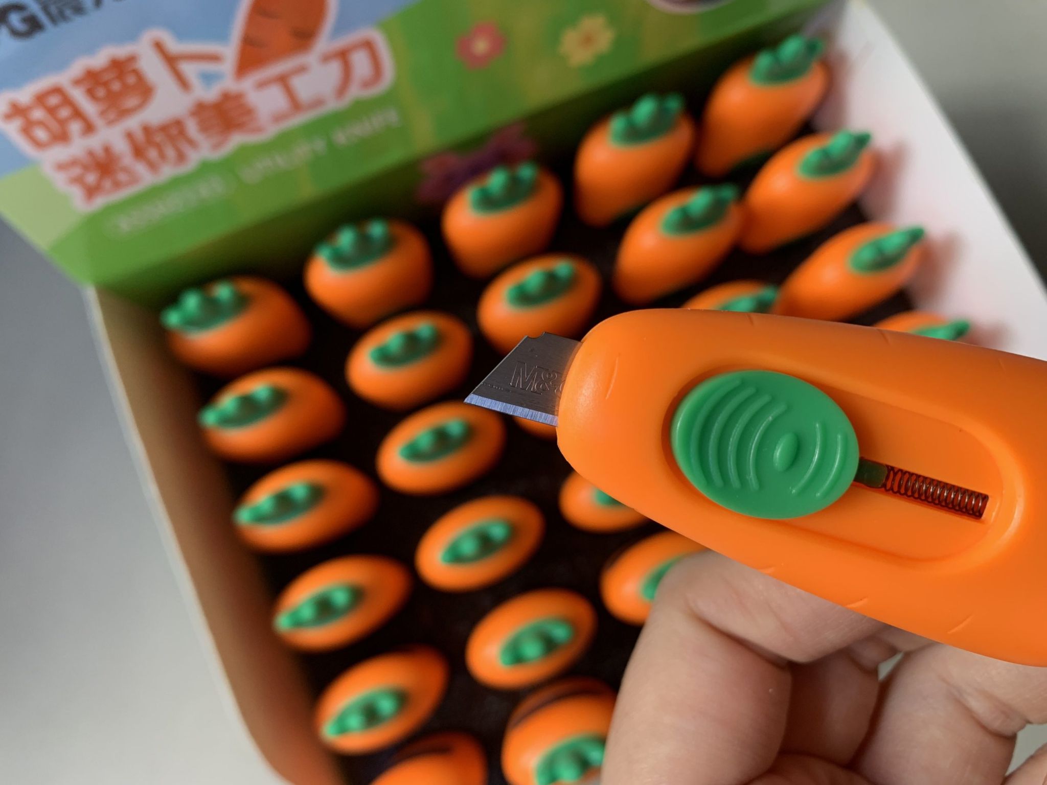 Dao rọc giấy M&G 2243 hình củ cà rốt – ảnh 3
