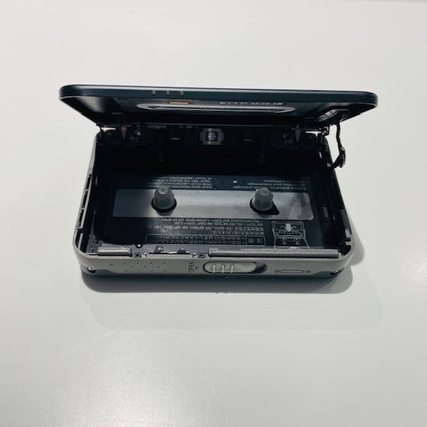 Máy nghe băng cassette cá nhân (Walkman cassette) của hãng Panasonic, thuộc dòng Panasonic RQ-SX – ảnh 2